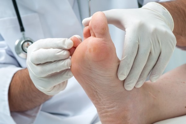 Нарывает палець на нозі біля нігтя – причини з фото, лікування в домашніх умовах